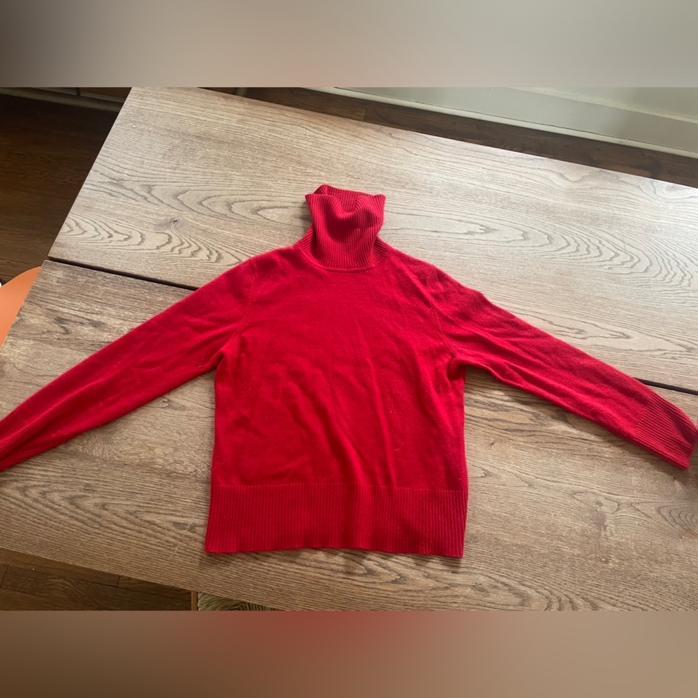 Red turtleneck women’s Cashmere sweater size L